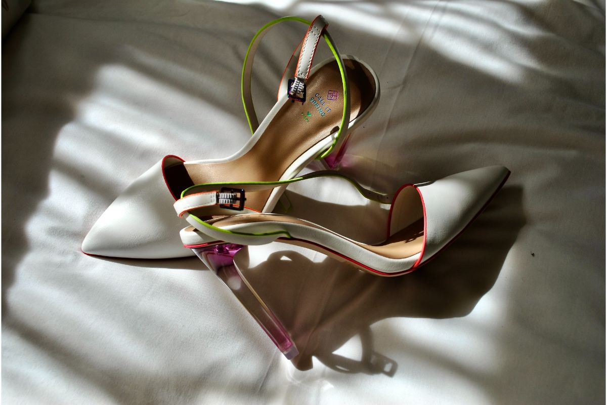 Sandale sau pantofi la rochie de seara - pantofi albi, portiuni colorate